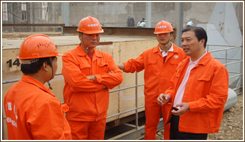 在朝鲜安装现场德诚公司领导与工程技术人员一起研究工作方案